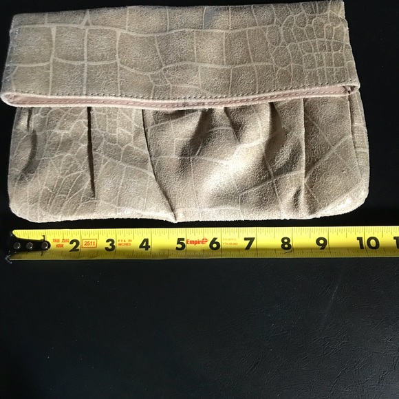 Women’s alligator like beige clutch - Picture 7 of 7